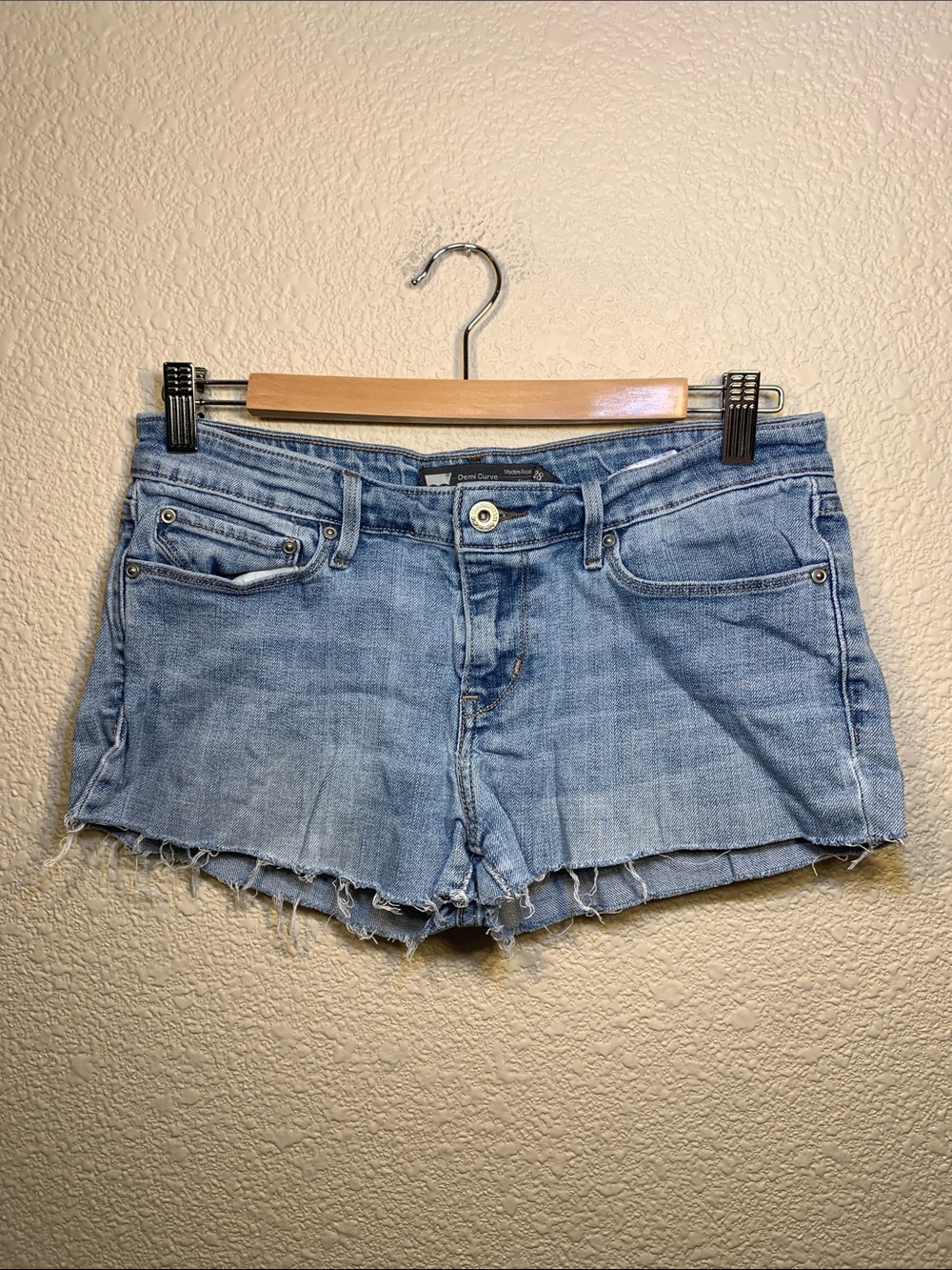 Levi’s Demi curve modern rise short sz 6/28 cutoff summer medium wash comfy